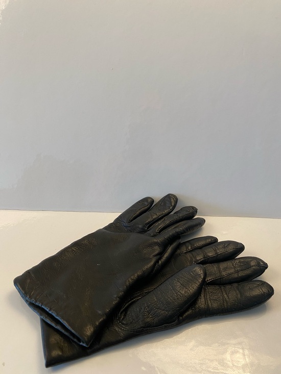 Accessories - Black Leather Gloves Women’s - Classic Winter Accessory